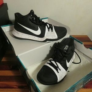 Kyrie 3 Tuxedo